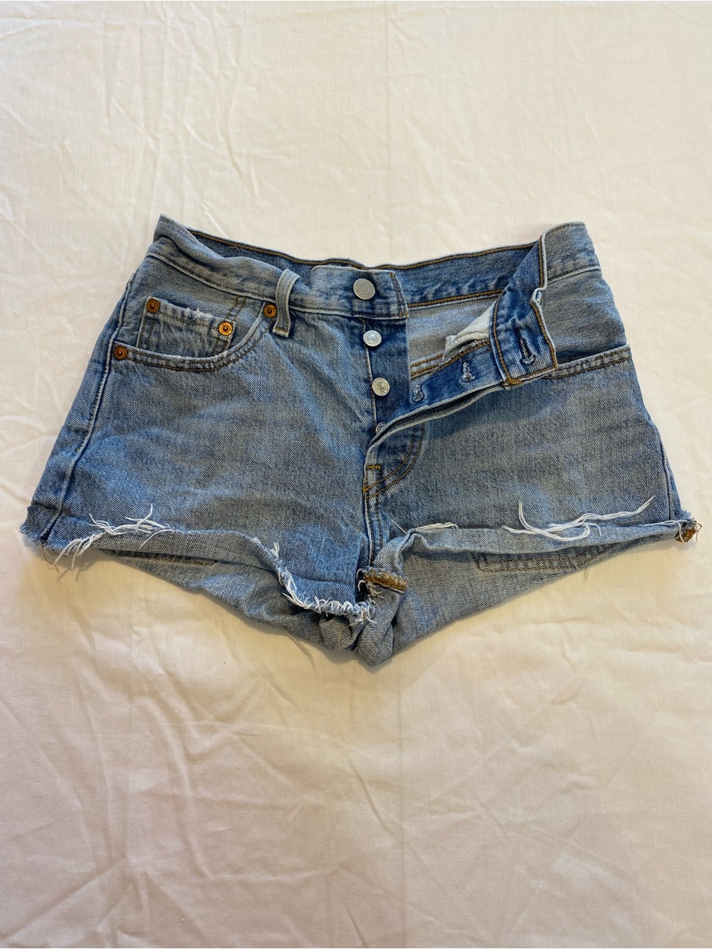Levi’s 501 Womens Button Fly Distressed Shorts Size 24 Medium Wash.
